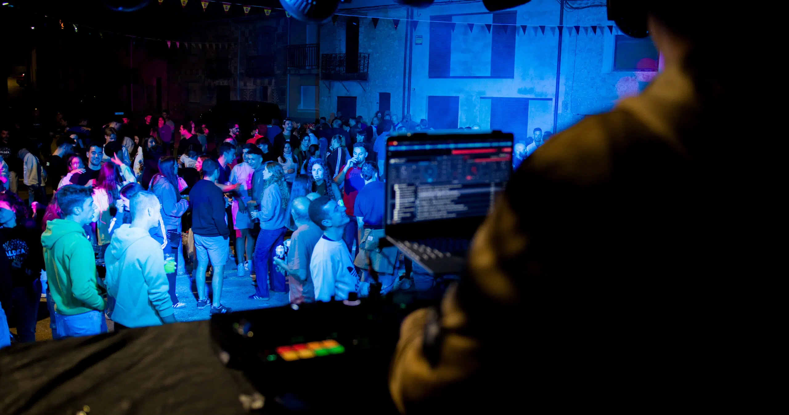 Discomóvil Project X con iluminación azul y máquinas de humo en verbena en Soria